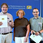 Thomas Bernhard und Günther Pölzl mit Urkunden und Medaillen bei der Verleihung der Auszeichnung Grüner Engel im Bayerischen Umweltministerium in München